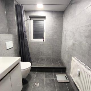 Zwei komfortable Zweibettzimmer mit Gemeinschaftsbad & Gemeinschaftsküche - 2