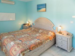 Elegant Villa in Nuevo Portil with Shared Pool - 2