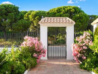 Elegant Villa in Nuevo Portil with Shared Pool - 2