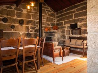 Charming house with fireplace, mountain view, Ponte da Barca - 9