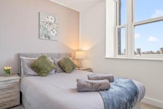 Modern Apartment with Free Parking, Entertainment & Fast Wi-Fi Close to Hull Station - 3
