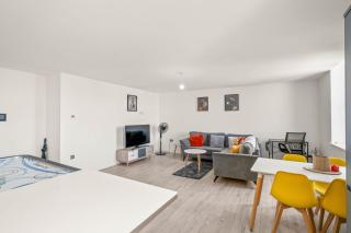 Modern Apartment with Free Parking, Entertainment & Fast Wi-Fi Close to Hull Station - 4
