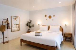 Beachfront Pool Access Apartment FREE Disney Plus - 8