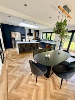 Luxury Surrey Cottage with Private Woodland Access - 0