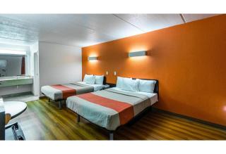 Motel 6 Cleveland, TX - 9