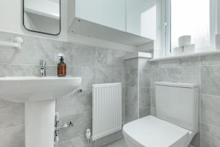 Stylish 5-Bed, 2-Bath House Near Edinburgh Centre - 8