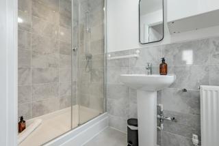 Stylish 5-Bed, 2-Bath House Near Edinburgh Centre - 7