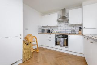 Stylish 5-Bed, 2-Bath House Near Edinburgh Centre - 3