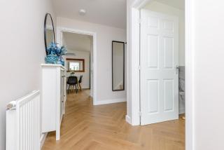 Stylish 5-Bed, 2-Bath House Near Edinburgh Centre - 2