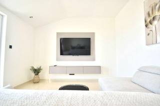 Diora Luxe Top-Floor Seafront Apartment with Jacuzzi & Panoramic Sea View - 1