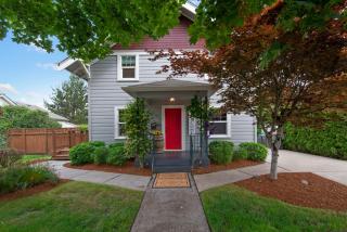1911 Farmhouse Historic Downtown 2-BKs Wine-Dine - 0