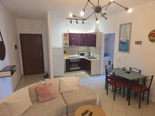 DeLois Apartments - 1