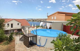 3 Bedroom Cozy Apartment In Okrug Gornji - 4