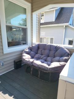 Cheerful 3 bedroom and a sleeper couch in basement - 5