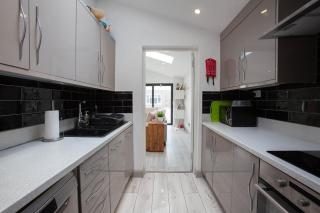Modern 3BDR Home w Garden EV Charging - 9