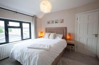 Modern 3BDR Home w Garden EV Charging - 8