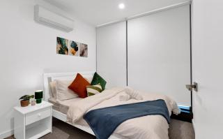 Melbourne CBD 2BR Apt with Free Parking and City Views - 1