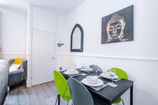 Stylish 2 Bedroom Home Sleeps 4 - 9