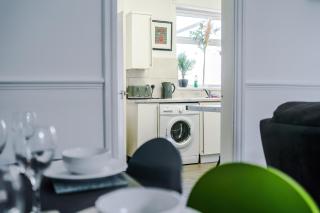 Stylish 2 Bedroom Home Sleeps 4 - 1