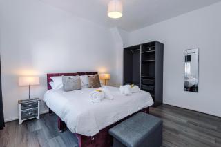 Stylish 2 Bedroom Home Sleeps 4 - 6