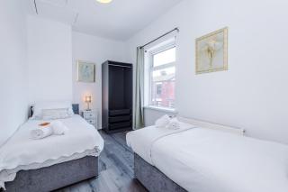 Stylish 2 Bedroom Home Sleeps 4 - 5