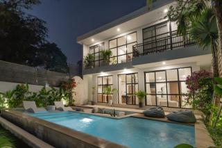 Modern New Villa Bordering Canggu, Ricefield View - 9