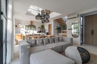 Modern New Villa Bordering Canggu, Ricefield View - 8