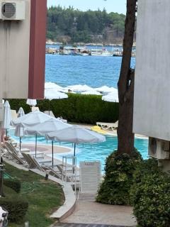 White Sands Beachfront Getaway in Aurelia - Sea View & Direct Beach Access - 7