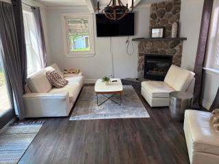 5 Bedroom Downtown Gem, Modern, Comfort, Fireplace, Huge Backyard, Steps to Lake and Broadwalk - 9