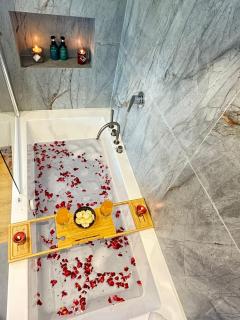 Lover's Nest Studio with Jacuzzi Brand New - 1