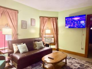 Cozy Downtown Retreat Sleeps 4 Walk to Downtown - 1