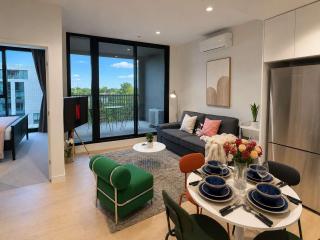 Spacious South Melbourne Apartment with 1 Bedroom 2 Queen Beds City and Bay Views Near CBD and Beach - 2