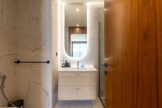 Tour 33 CFC Luxurious 2-Bedroom Apartment, Gym & Secure Parking - 9