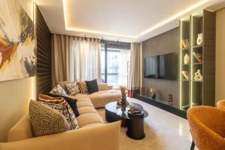 Tour 33 CFC Luxurious 2-Bedroom Apartment, Gym & Secure Parking - 3