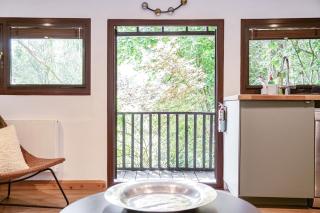 Treetops Lodge, private Cornish hideaway, parking, garden - 4