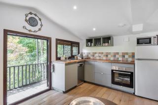 Treetops Lodge, private Cornish hideaway, parking, garden - 0