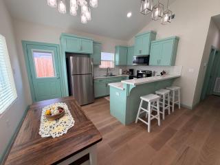 New Modern 2BR I EV I Wi-Fi I Heart of Mcallen - 9