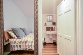Treetops Lodge, private Cornish hideaway, parking, garden - 9