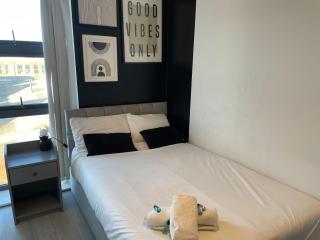 Modern 2-Bed Flat with WiFi Near Central Birmingham - 5