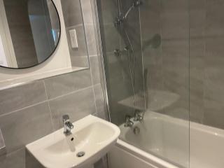 Modern 2-Bed Flat with WiFi Near Central Birmingham - 4