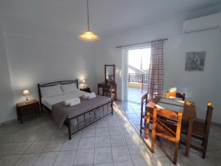 Eleni's spacious double room with balcony - 6