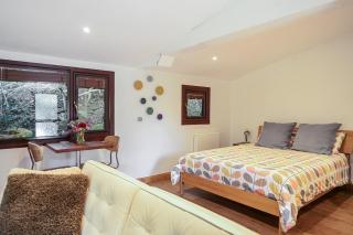Treetops Lodge, private Cornish hideaway, parking, garden - 5