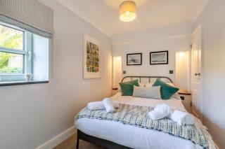 Seagrass — Stylish Coastal Apartment, Heart of Beer - 8