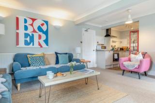 Seagrass — Stylish Coastal Apartment, Heart of Beer - 0
