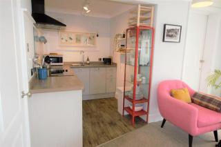 Seagrass — Stylish Coastal Apartment, Heart of Beer - 9