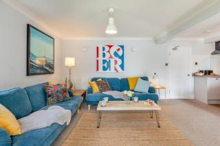 Seagrass — Stylish Coastal Apartment, Heart of Beer - 4