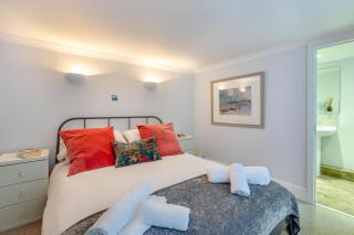 Seagrass — Stylish Coastal Apartment, Heart of Beer - 5