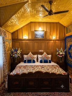 Golden Hopes Group of Houseboats - 9