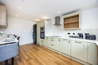 Exquisite 6 Bedroom all Ensuite Home - 9