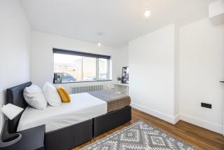 Exquisite 6 Bedroom all Ensuite Home - 2